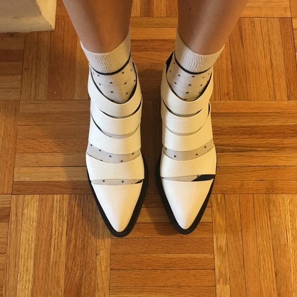 NIB YRU Katana Vegan booties in White, size 6 - Picture 6 of 6